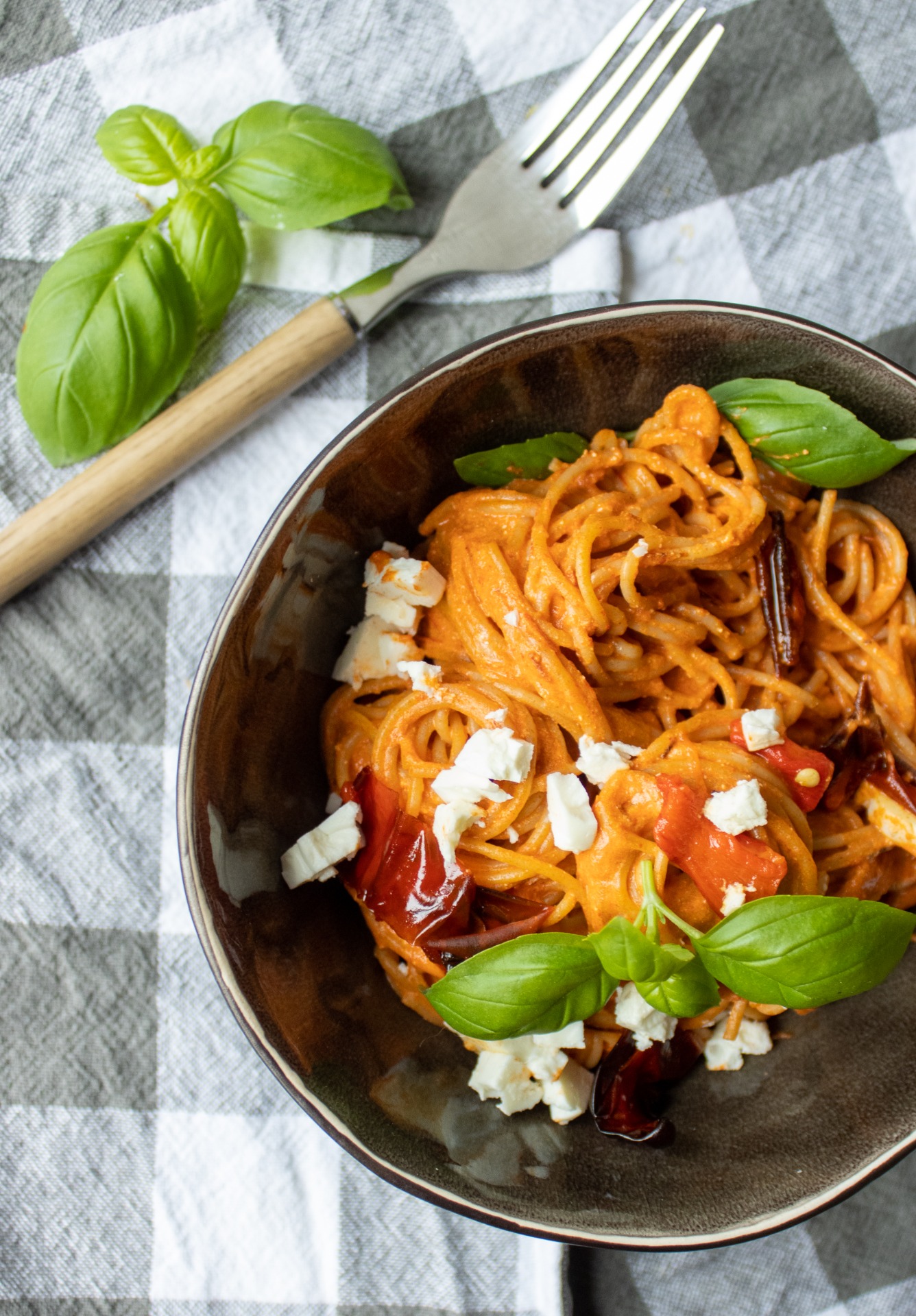 Pasta met gegrilde paprika en feta